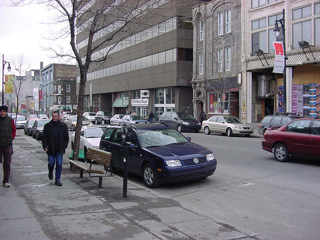 Situé à l'angle de la rue Rachel et du boulevard Saint-Laurent