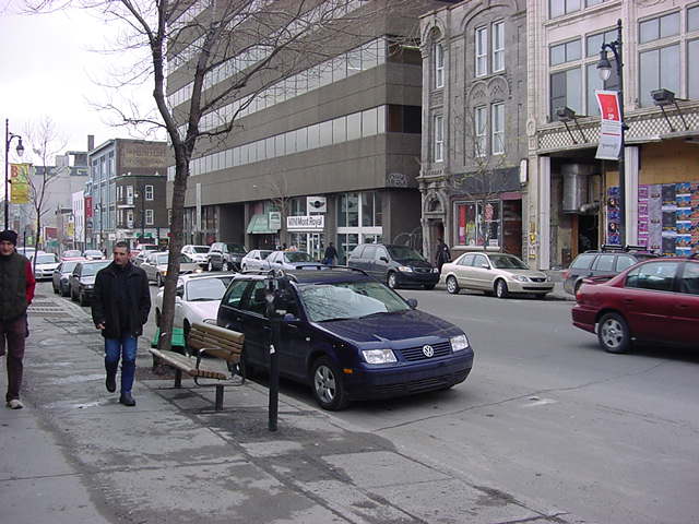 Situé à l'angle de la rue Rachel et du boulevard Saint-Laurent